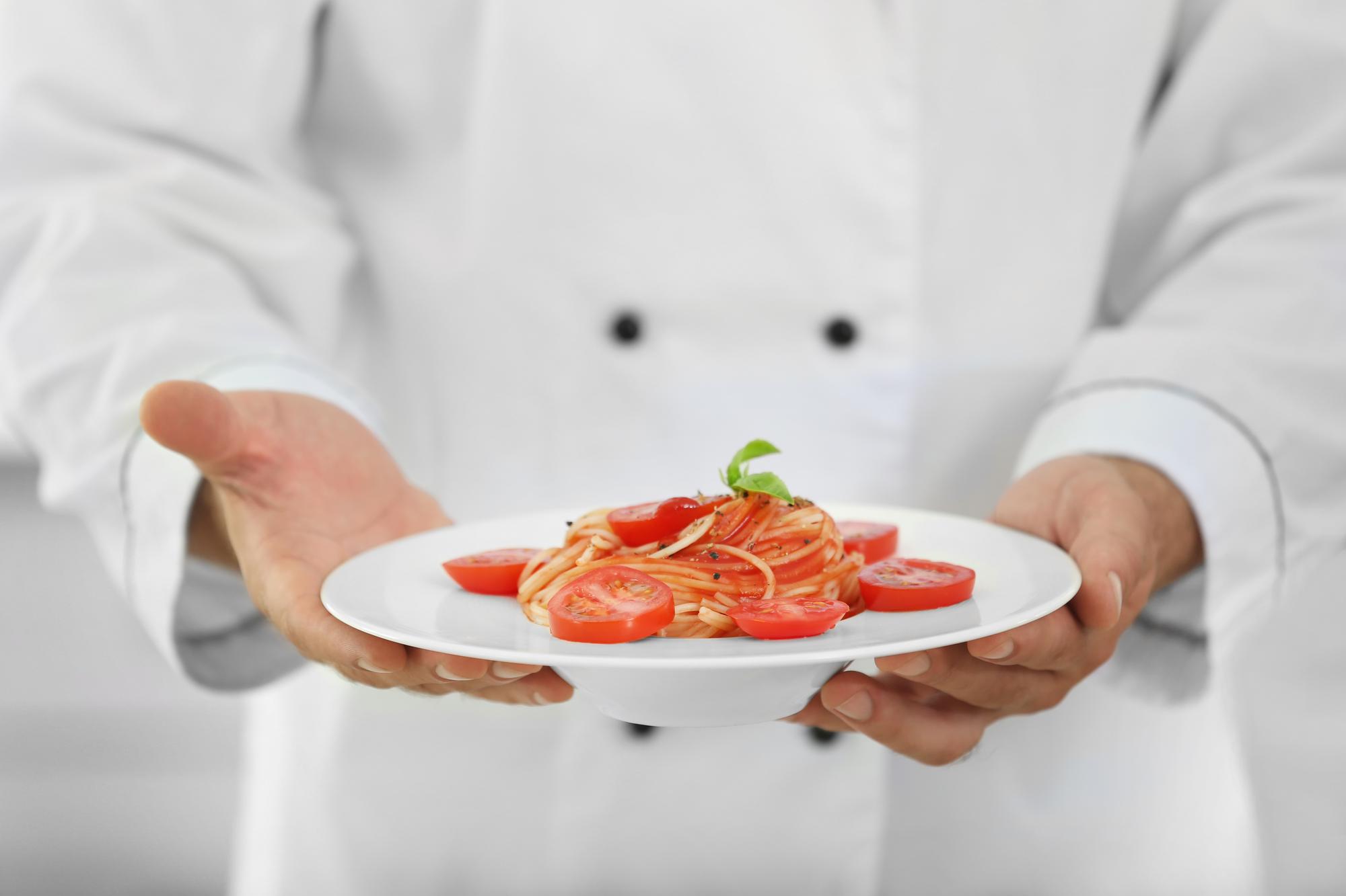 Chef bereitet feine Kostprobe vor